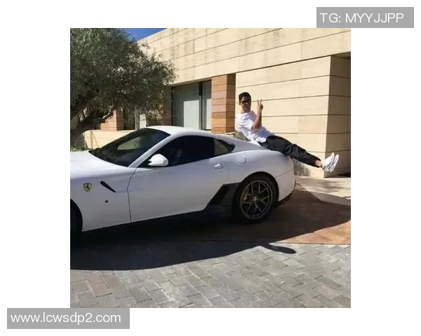 C罗与足球明星们的豪车之选:从跑车到豪华SUV展现非凡品味 C罗与足球明星们的豪车之选:从跑车到豪华SUV展现非凡品味