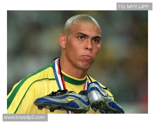 《足球传奇球星全集：从绿茵场到荣耀巅峰的辉煌历程》