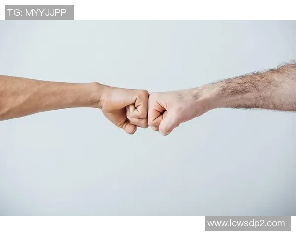 与足球巨星零距离碰拳瞬间 感受全场震撼与激情碰撞