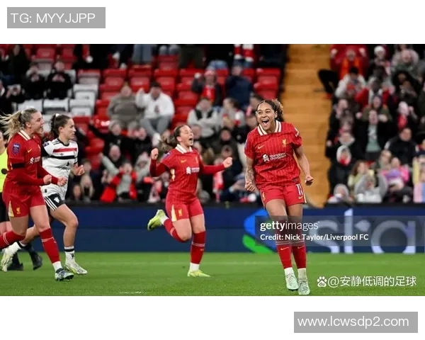 女足球星脱鞋送球迷暖心举动感动全场赢得热烈掌声